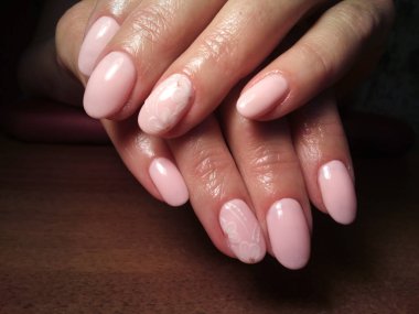 Manikürcü onu mükemmel bir manikürcüye dönüştürdü. Ellerinde cilalı jöle vardı ve müşteri mutluydu.
