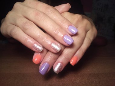 Manikürcü onu mükemmel bir manikürcüye dönüştürdü. Ellerinde cilalı jöle vardı ve müşteri mutluydu.