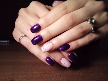 Manikürcü onu mükemmel bir manikürcüye dönüştürdü. Ellerinde cilalı jöle vardı ve müşteri mutluydu.