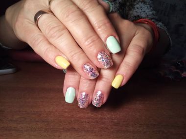 Manikürcü onu mükemmel bir manikürcüye dönüştürdü. Ellerinde cilalı jöle vardı ve müşteri mutluydu.