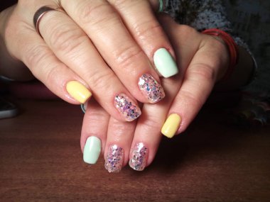 Manikürcü onu mükemmel bir manikürcüye dönüştürdü. Ellerinde cilalı jöle vardı ve müşteri mutluydu.