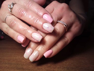 Manikürcü onu mükemmel bir manikürcüye dönüştürdü. Ellerinde cilalı jöle vardı ve müşteri mutluydu.