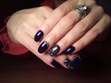 Manikürcü onu mükemmel bir manikürcüye dönüştürdü. Ellerinde cilalı jöle vardı ve müşteri mutluydu.