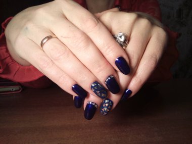 Manikürcü onu mükemmel bir manikürcüye dönüştürdü. Ellerinde cilalı jöle vardı ve müşteri mutluydu.