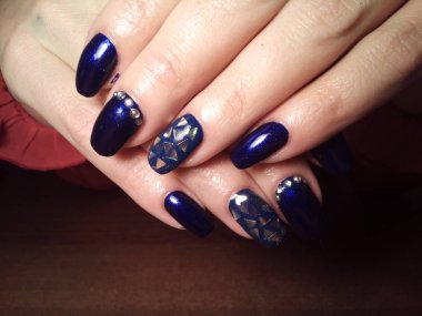 Manikürcü onu mükemmel bir manikürcüye dönüştürdü. Ellerinde cilalı jöle vardı ve müşteri mutluydu.