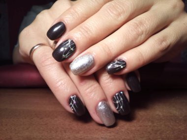 Manikürcü onu mükemmel bir manikürcüye dönüştürdü. Ellerinde cilalı jöle vardı ve müşteri mutluydu.