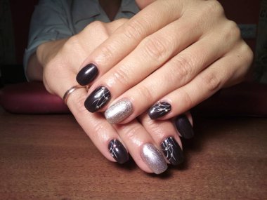 Manikürcü onu mükemmel bir manikürcüye dönüştürdü. Ellerinde cilalı jöle vardı ve müşteri mutluydu.