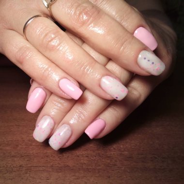 Manikürcü onu mükemmel bir manikürcüye dönüştürdü. Ellerinde cilalı jöle vardı ve müşteri mutluydu.