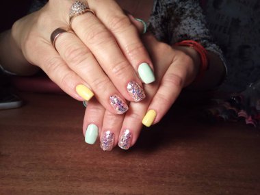 Manikürcü onu mükemmel bir manikürcüye dönüştürdü. Ellerinde cilalı jöle vardı ve müşteri mutluydu.