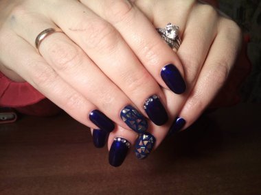 Manikürcü onu mükemmel bir manikürcüye dönüştürdü. Ellerinde cilalı jöle vardı ve müşteri mutluydu.