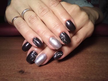 Manikürcü onu mükemmel bir manikürcüye dönüştürdü. Ellerinde cilalı jöle vardı ve müşteri mutluydu.