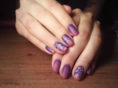 Manikürcü onu mükemmel bir manikürcüye dönüştürdü. Ellerinde cilalı jöle vardı ve müşteri mutluydu.