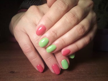 Manikürcü onu mükemmel bir manikürcüye dönüştürdü. Ellerinde cilalı jöle vardı ve müşteri mutluydu.