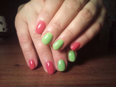 Manikürcü onu mükemmel bir manikürcüye dönüştürdü. Ellerinde cilalı jöle vardı ve müşteri mutluydu.