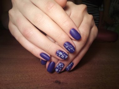 Manikürcü onu mükemmel bir manikürcüye dönüştürdü. Ellerinde cilalı jöle vardı ve müşteri mutluydu.