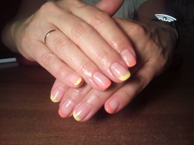 Manikürcü onu mükemmel bir manikürcüye dönüştürdü. Ellerinde cilalı jöle vardı ve müşteri mutluydu.