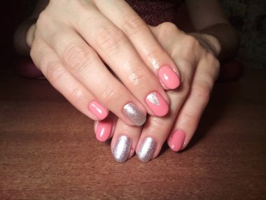 Manikürcü onu mükemmel bir manikürcüye dönüştürdü. Ellerinde cilalı jöle vardı ve müşteri mutluydu.