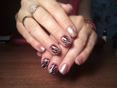 Manikürcü onu mükemmel bir manikürcüye dönüştürdü. Ellerinde cilalı jöle vardı ve müşteri mutluydu.