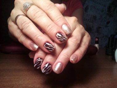 Manikürcü onu mükemmel bir manikürcüye dönüştürdü. Ellerinde cilalı jöle vardı ve müşteri mutluydu.