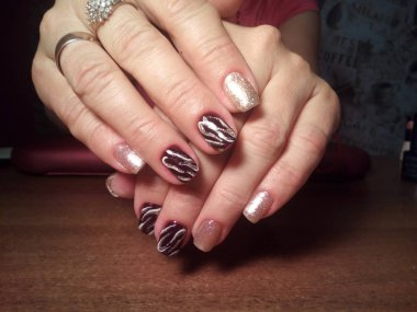 Manikürcü onu mükemmel bir manikürcüye dönüştürdü. Ellerinde cilalı jöle vardı ve müşteri mutluydu.