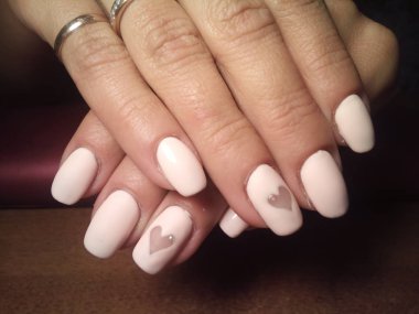Manikürcü onu mükemmel bir manikürcüye dönüştürdü. Ellerinde cilalı jöle vardı ve müşteri mutluydu.