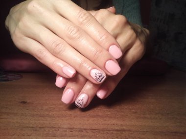 Manikürcü onu mükemmel bir manikürcüye dönüştürdü. Ellerinde cilalı jöle vardı ve müşteri mutluydu.