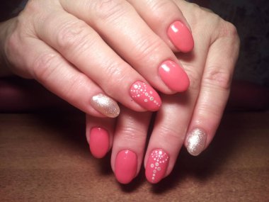 Manikürcü onu mükemmel bir manikürcüye dönüştürdü. Ellerinde cilalı jöle vardı ve müşteri mutluydu.