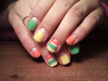 Manikürcü onu mükemmel bir manikürcüye dönüştürdü. Ellerinde cilalı jöle vardı ve müşteri mutluydu.