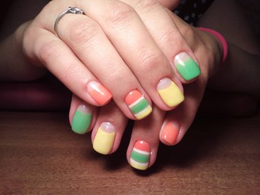 Manikürcü onu mükemmel bir manikürcüye dönüştürdü. Ellerinde cilalı jöle vardı ve müşteri mutluydu.