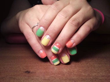 Manikürcü onu mükemmel bir manikürcüye dönüştürdü. Ellerinde cilalı jöle vardı ve müşteri mutluydu.