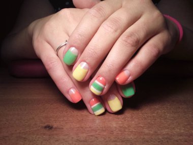 Manikürcü onu mükemmel bir manikürcüye dönüştürdü. Ellerinde cilalı jöle vardı ve müşteri mutluydu.