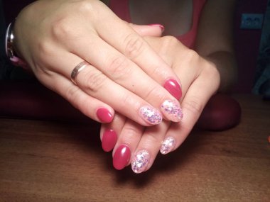 Manikürcü onu mükemmel bir manikürcüye dönüştürdü. Ellerinde cilalı jöle vardı ve müşteri mutluydu.