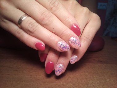 Manikürcü onu mükemmel bir manikürcüye dönüştürdü. Ellerinde cilalı jöle vardı ve müşteri mutluydu.