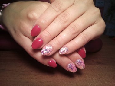 Manikürcü onu mükemmel bir manikürcüye dönüştürdü. Ellerinde cilalı jöle vardı ve müşteri mutluydu.