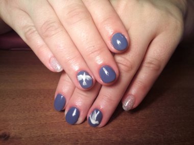 Manikürcü onu mükemmel bir manikürcüye dönüştürdü. Ellerinde cilalı jöle vardı ve müşteri mutluydu.