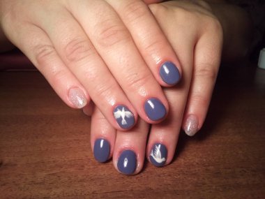 Manikürcü onu mükemmel bir manikürcüye dönüştürdü. Ellerinde cilalı jöle vardı ve müşteri mutluydu.