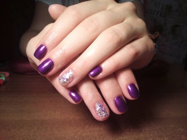 Manikürcü onu mükemmel bir manikürcüye dönüştürdü. Ellerinde cilalı jöle vardı ve müşteri mutluydu.