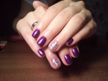 Manikürcü onu mükemmel bir manikürcüye dönüştürdü. Ellerinde cilalı jöle vardı ve müşteri mutluydu.