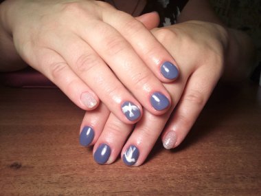 Manikürcü onu mükemmel bir manikürcüye dönüştürdü. Ellerinde cilalı jöle vardı ve müşteri mutluydu.