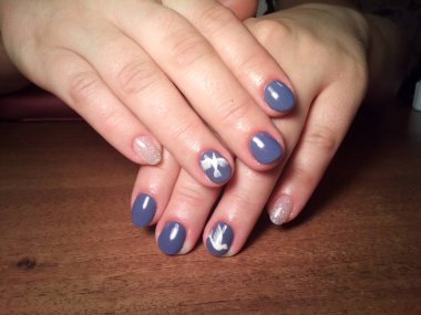 Manikürcü onu mükemmel bir manikürcüye dönüştürdü. Ellerinde cilalı jöle vardı ve müşteri mutluydu.