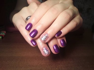 Manikürcü onu mükemmel bir manikürcüye dönüştürdü. Ellerinde cilalı jöle vardı ve müşteri mutluydu.