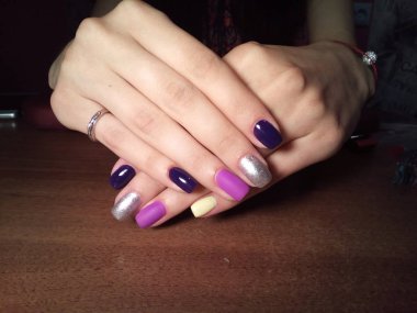 Manikürcü onu mükemmel bir manikürcüye dönüştürdü. Ellerinde cilalı jöle vardı ve müşteri mutluydu.