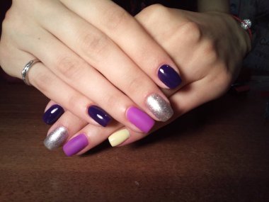 Manikürcü onu mükemmel bir manikürcüye dönüştürdü. Ellerinde cilalı jöle vardı ve müşteri mutluydu.