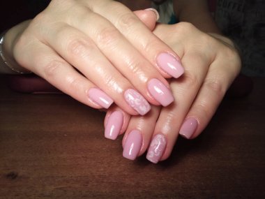 Manikürcü onu mükemmel bir manikürcüye dönüştürdü. Ellerinde cilalı jöle vardı ve müşteri mutluydu.