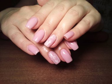 Manikürcü onu mükemmel bir manikürcüye dönüştürdü. Ellerinde cilalı jöle vardı ve müşteri mutluydu.