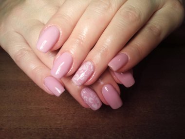 Manikürcü onu mükemmel bir manikürcüye dönüştürdü. Ellerinde cilalı jöle vardı ve müşteri mutluydu.