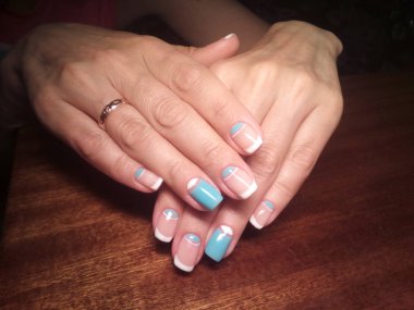 Manikürcü onu mükemmel bir manikürcüye dönüştürdü. Ellerinde cilalı jöle vardı ve müşteri mutluydu.