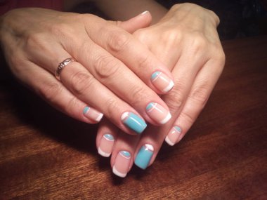 Manikürcü onu mükemmel bir manikürcüye dönüştürdü. Ellerinde cilalı jöle vardı ve müşteri mutluydu.