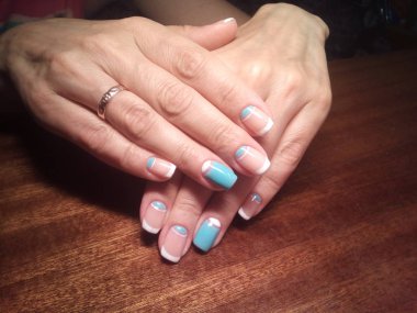 Manikürcü onu mükemmel bir manikürcüye dönüştürdü. Ellerinde cilalı jöle vardı ve müşteri mutluydu.