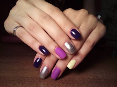 Manikürcü mükemmel ellerinde bir Lehçe jel ile güzel manikür işini yaptı ve istemci happythe manikürcü mükemmel ellerinde bir Lehçe jel ile güzel manikür işini yaptı ve istemci happythe manikürcü hariç